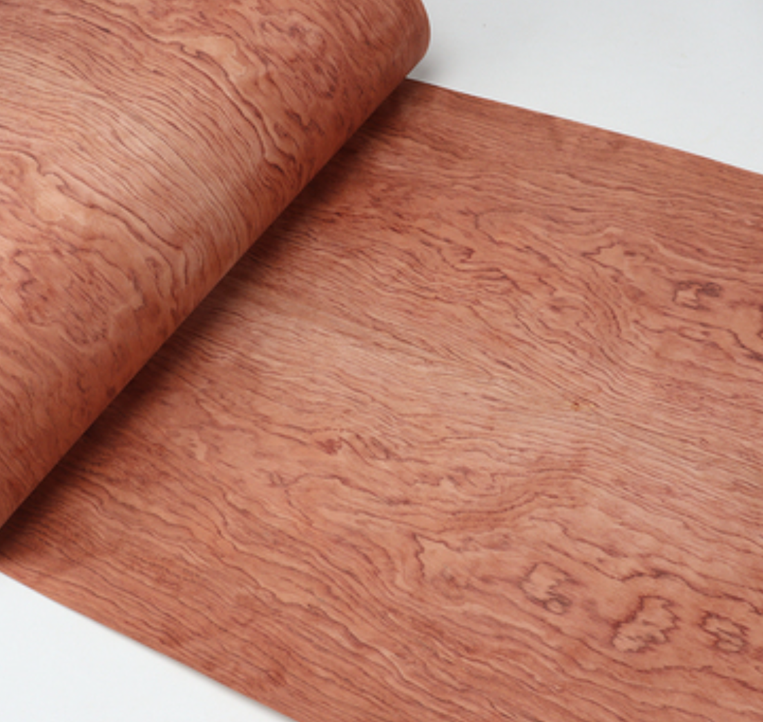 L: 2,5 Meter Breite: 580 mm T: 0,25 mm Natürliches afrikanisches Padauk-Spleißholzfurnier-Wohnmöbel-Dekorationsmaterialien