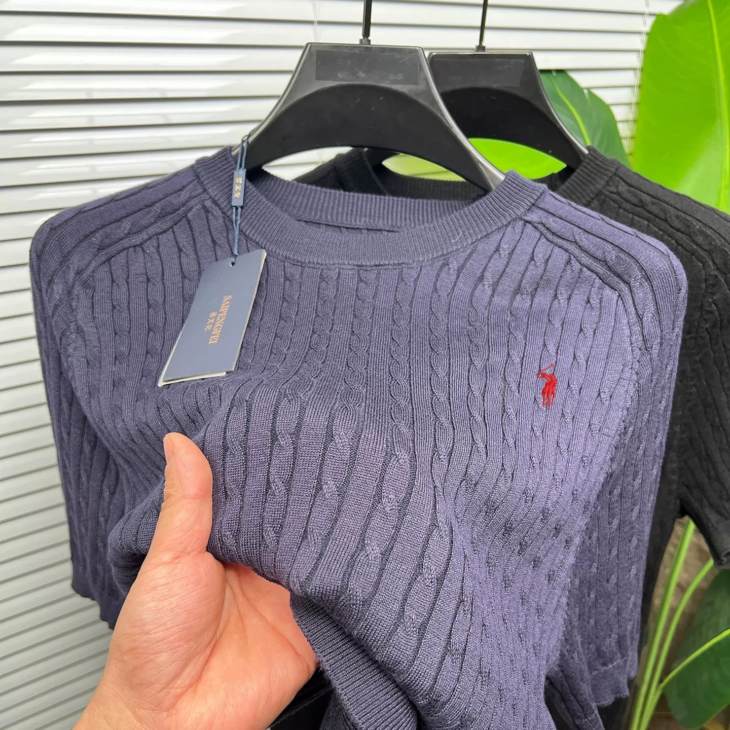 T-shirt di lusso a maniche corte da uomo, nuova tendenza, jacquard con squisito ricamo a forma di pony, top estivo casual da golf in maglia a girocollo