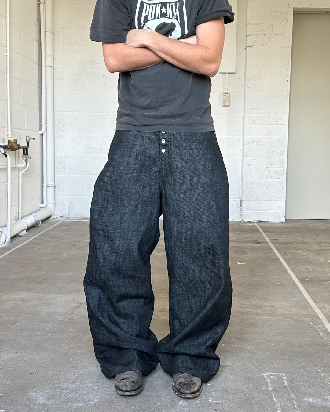 Japońskie jeansy raw denim o luźnym kroju, klasyczne, niewyprane, bawełniane spodnie robocze typu baggy dla mężczyzn.
