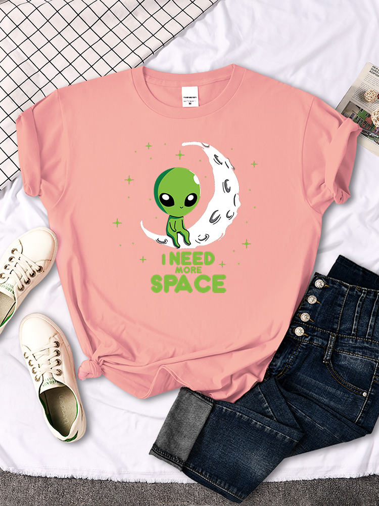 Potrzebuję więcej przestrzeni zielony Alien kobiet t-shirty kreskówki duży Top modna koszulka Leisure Fit Tee lato Vogue kobiet T-shirt