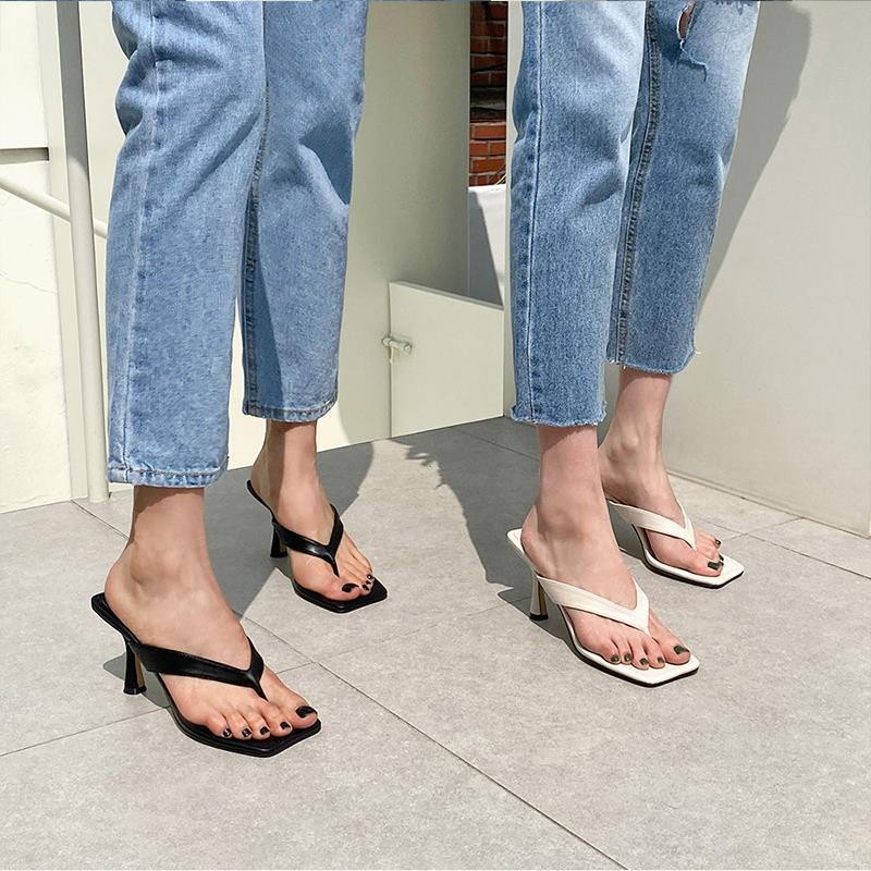 Novas Sandálias Femininas de Verão 2026 com Salto Médio e Bico Quadrado, Estilo Stiletto com Separador de Dedos, Design Francês de Nicho de Alta Qualidade, para Uso Externo