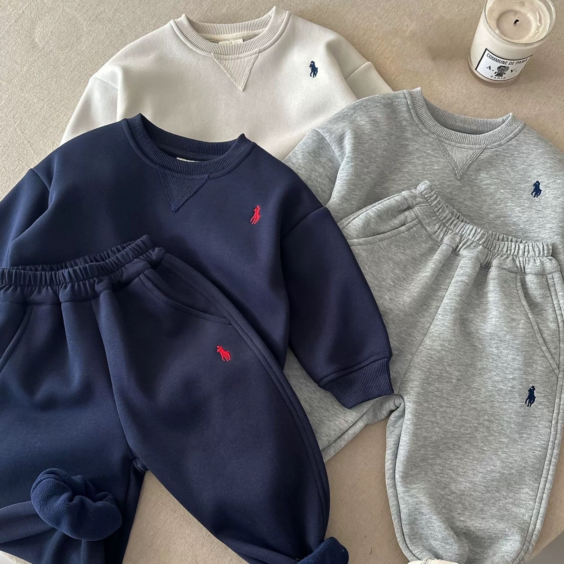 TZ2514 Zestaw zimowy dla dzieci w stylu koreańskim, unisex, prosty komplet z polarową bluzką, modny i ciepły strój dla niemowląt
