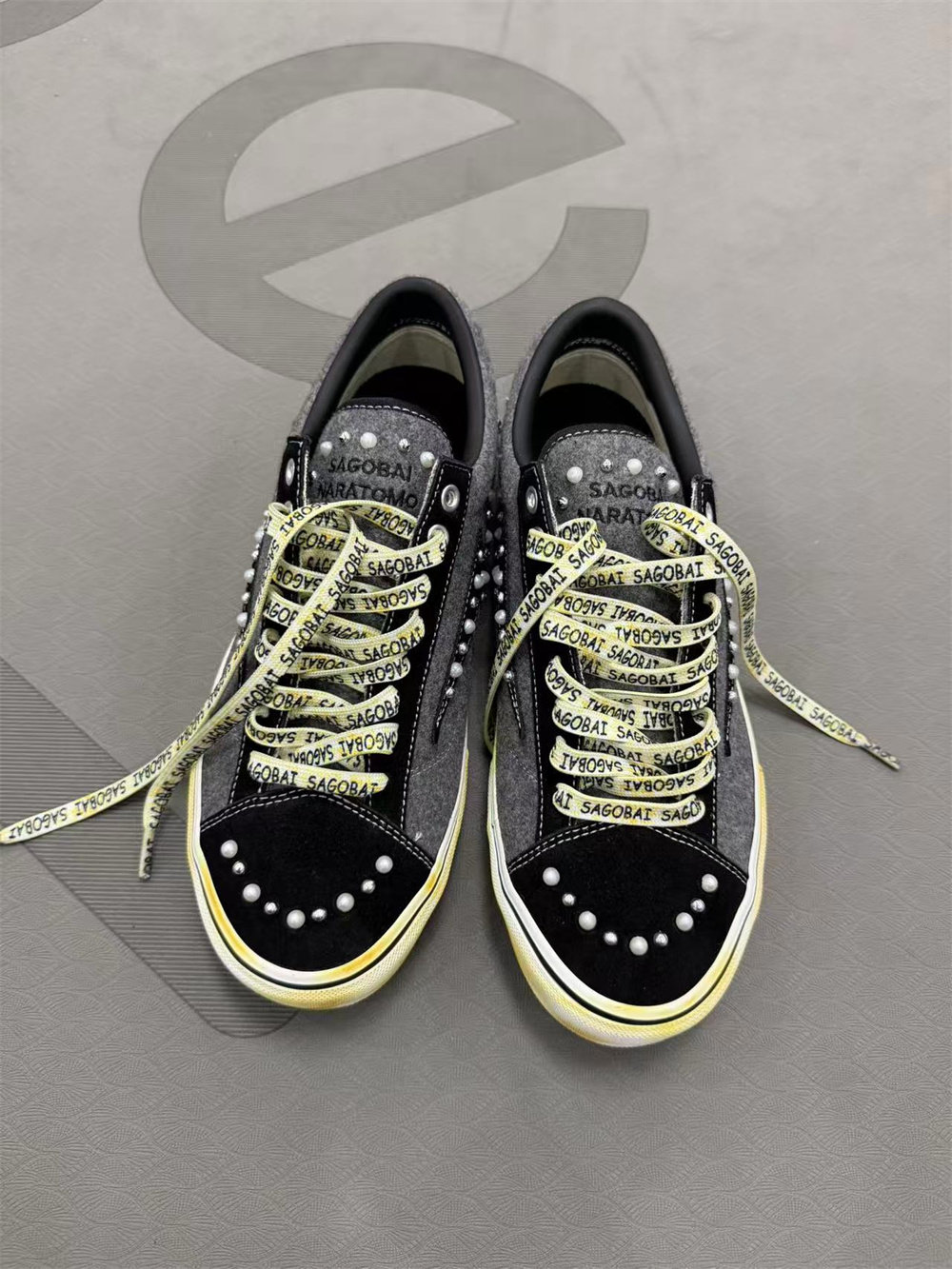 Chaussures de skateboard 2026 dernière collection, noires et grises, style vieilli et usé, pour hommes