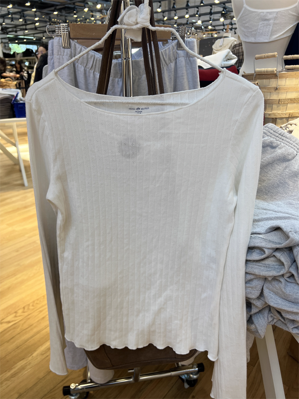 Biała dopasowana koszulka z długim rękawem dla kobiet wycięcie pod szyją bawełniana koszulka letnia casualowa słodka styl Preppy t-shirty