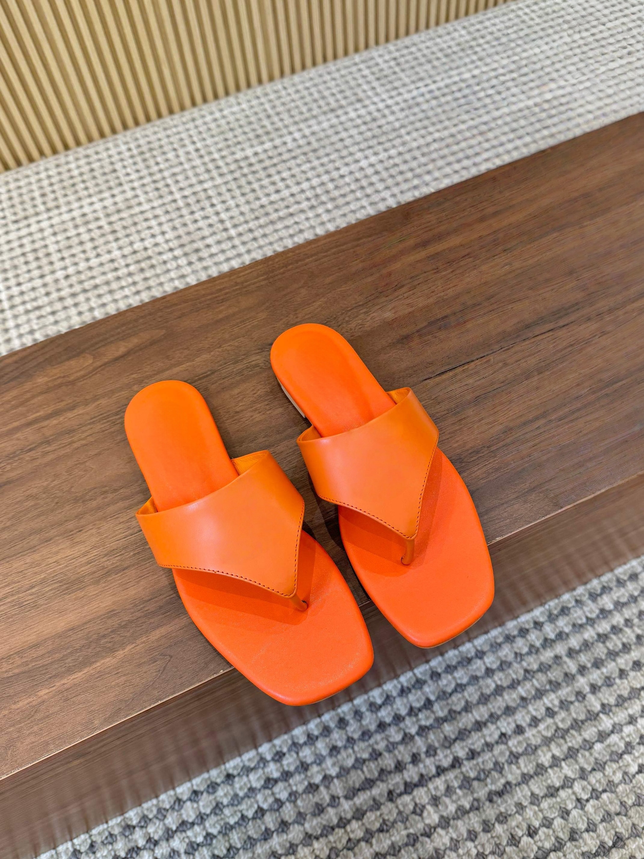 Luxury Brand Unisex Casual Footwear Sandals Premium Outdoor Sandals Indoor Slippers Beach Footwear Flip-flops Cowhide Upper