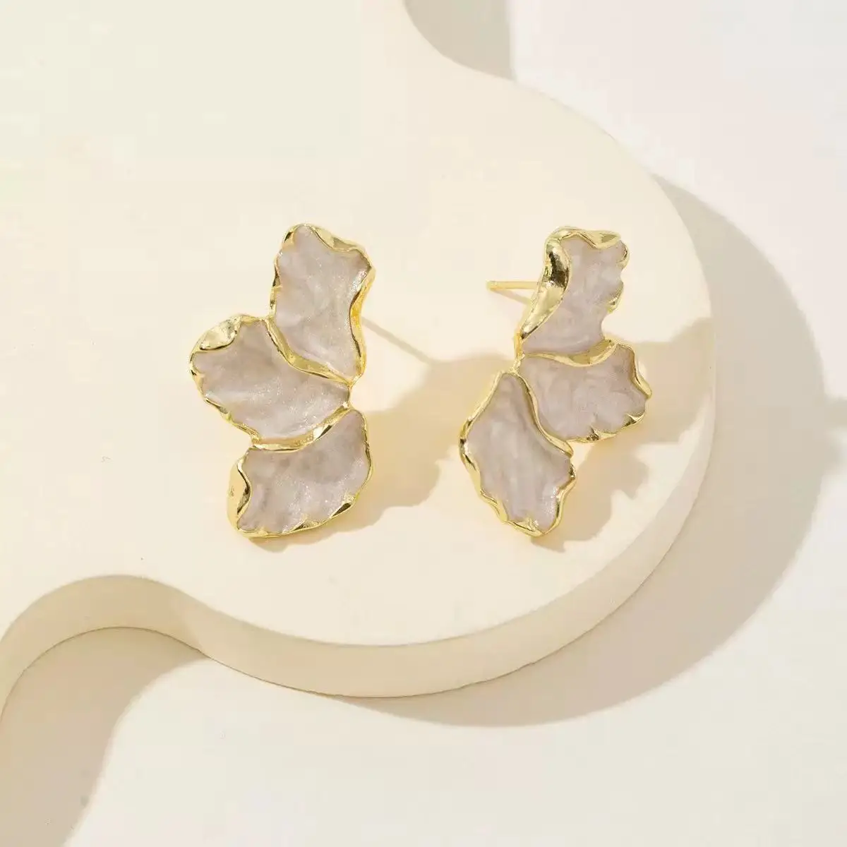 2PC Women's Fashion Forest Maple Leaf Drip Oil Flower Earrings, Sweet and Elegant, Lightweight and Luxurious, Colorful Petal Ear