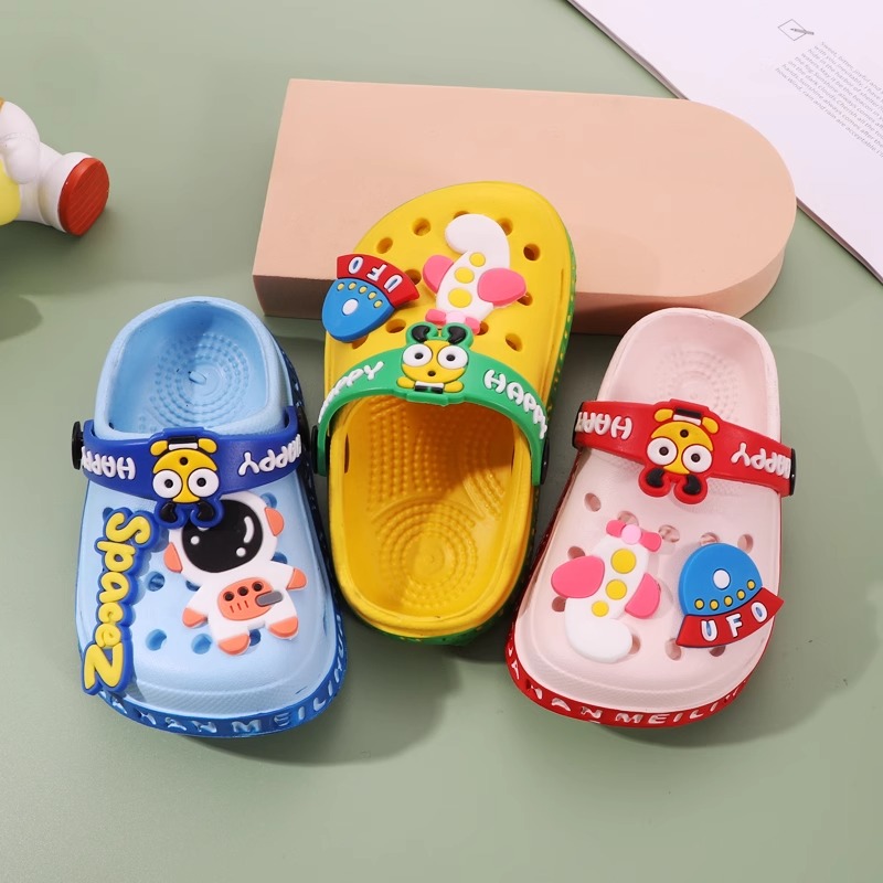 Chinelos para bebês e crianças pequenas, sandálias infantis para idades de 1 a 5 anos, tamancos infantis elegantes, respiráveis e à prova d'água com padrão de buraco