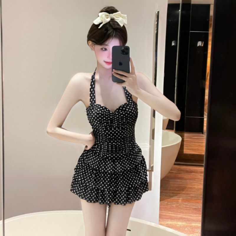 Costume da bagno intero beige a pois con scollo all'americana, corpetto arricciato e gonna a balze, modello modesto per spiaggia e piscina