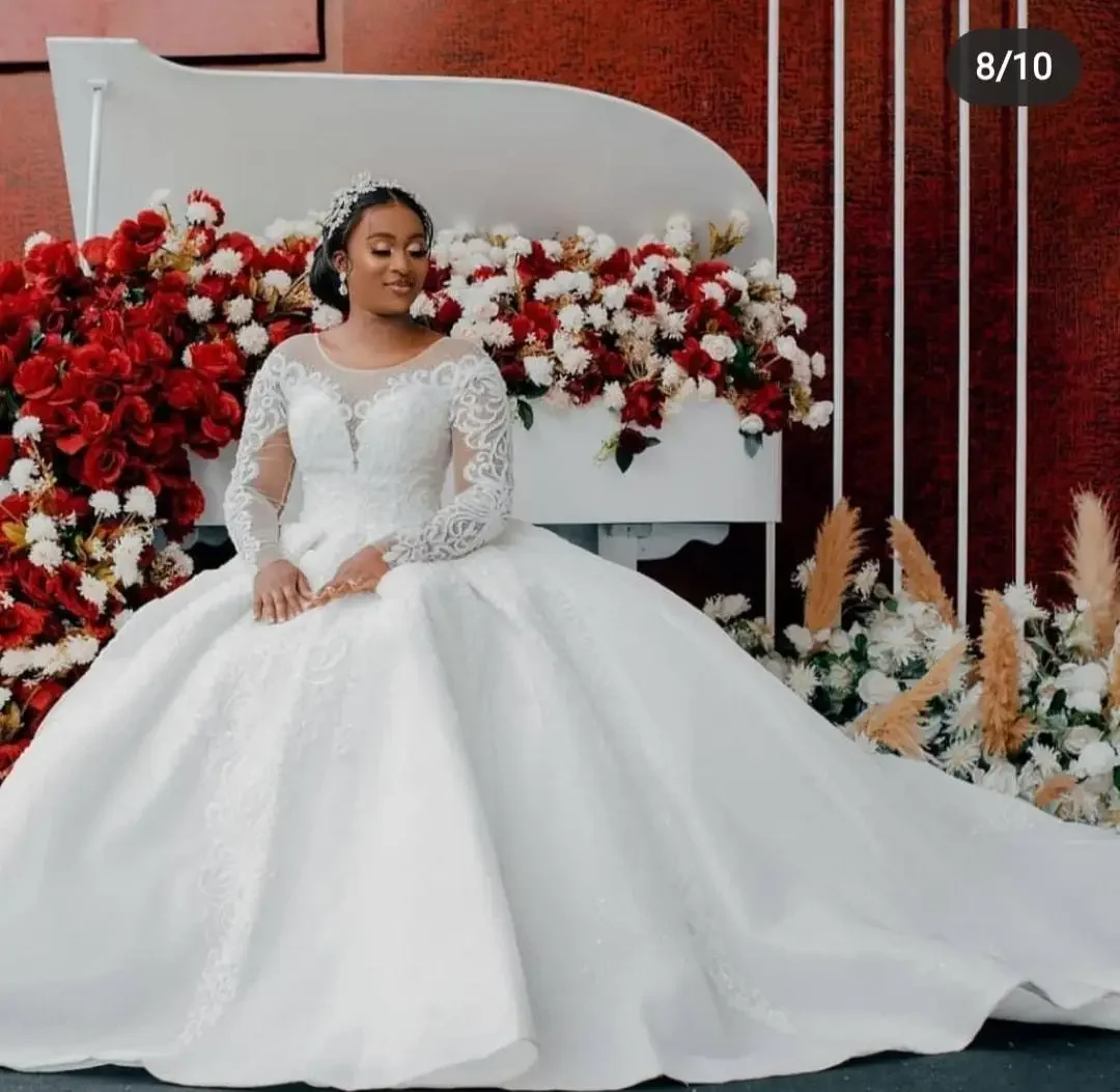 Maßgeschneidertes Neues Modisches Hochwertiges Brautkleid mit Spitze, Langen Ärmeln und Schleppe von AmandaNovias Official