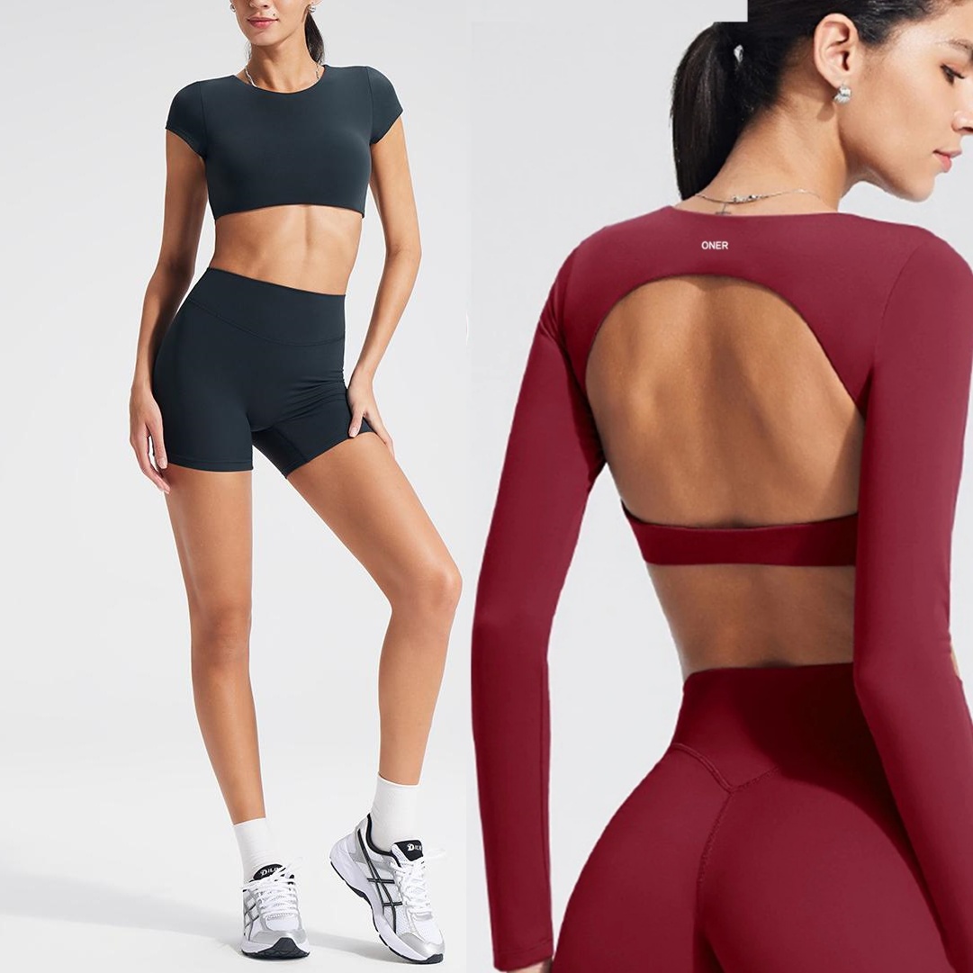 Camiseta de yoga de manga larga para mujer con almohadillas incorporadas para el pecho, transpirable y cómoda, adecuada para entrenamientos en el gimnasio y fitness.