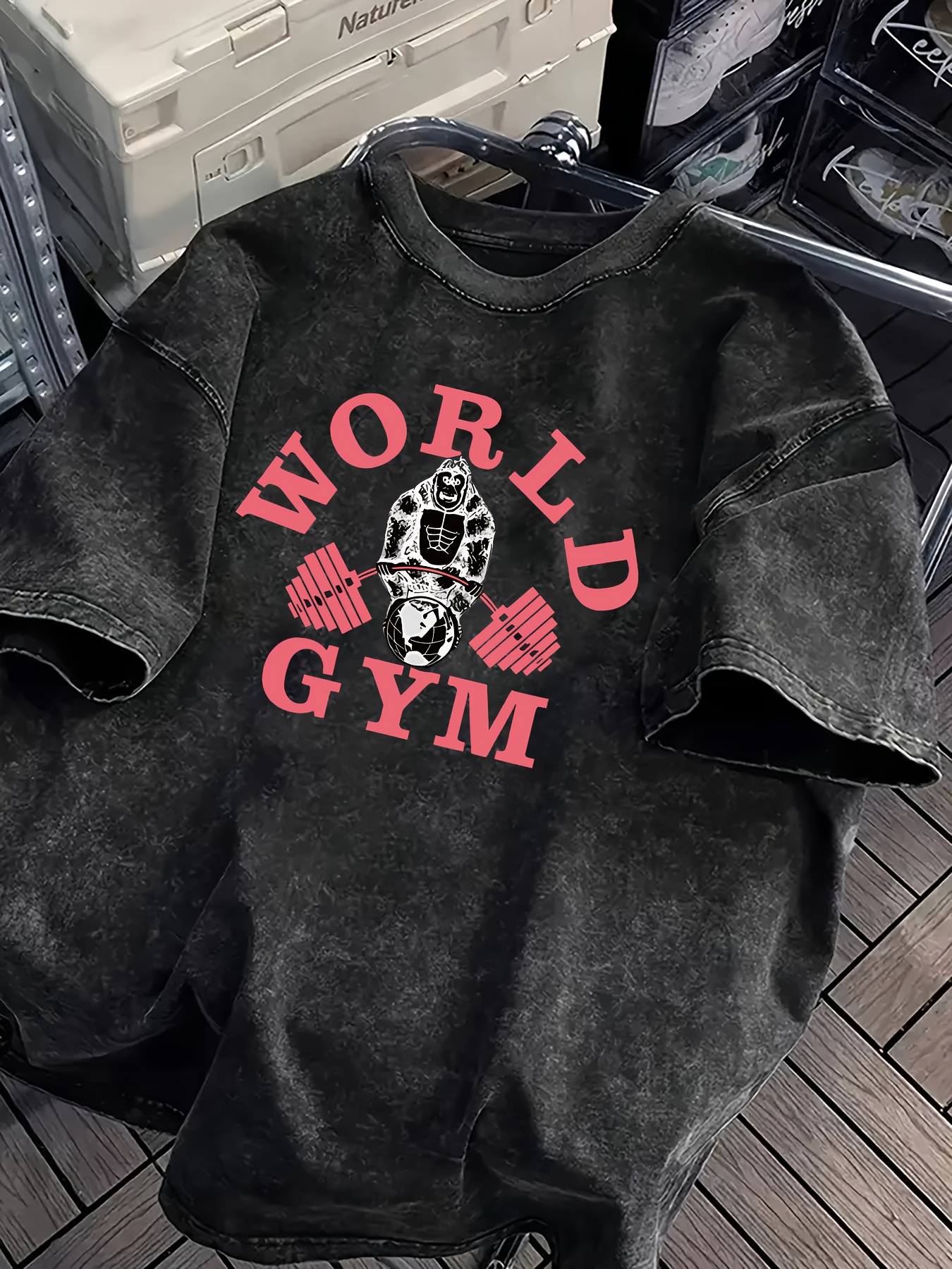 Zomer heren retro 100% katoenen gewassen T-shirt in loose fit met een geprint World Gymnasium patroon, ademend en geschikt.