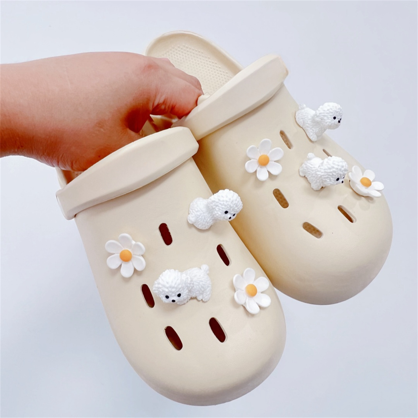 Niedlicher Hund und Blume, 3D-Schuhzubehör für Jungen und Mädchen, weißer Welpe, abnehmbare DIY-Clog-Schuhschnalle