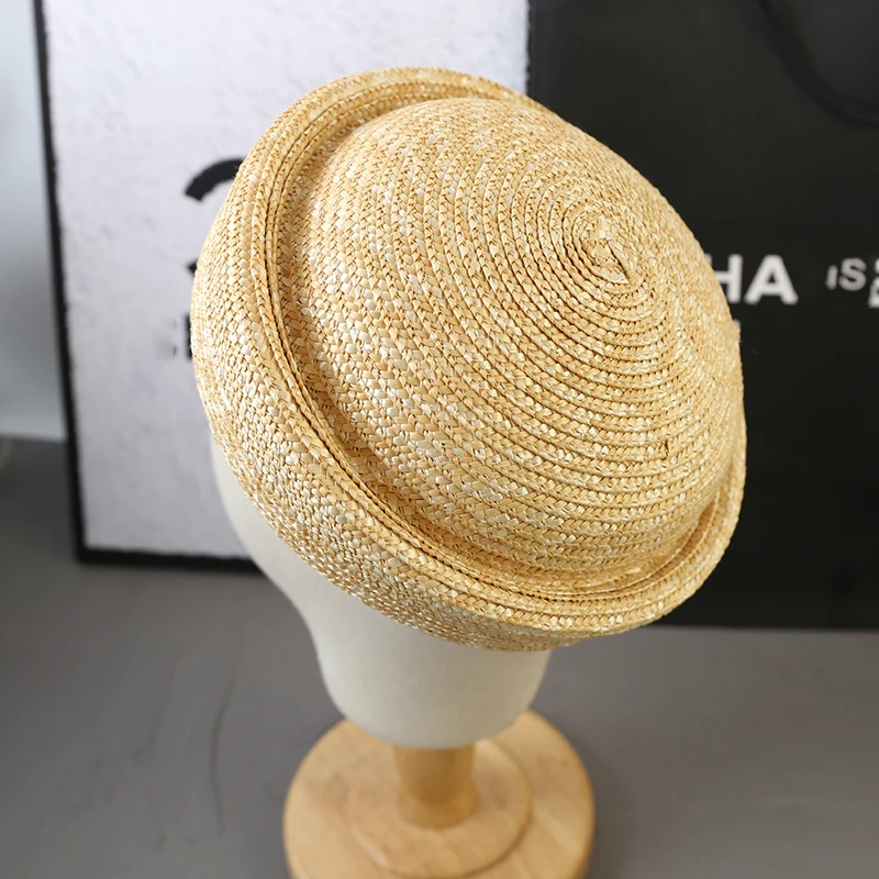 2025 nuova estate intrecciata a mano berretto di paglia cappello da sole naturale da donna cerchio concavo top moda berretti chiesa derby partito cappello da spiaggia