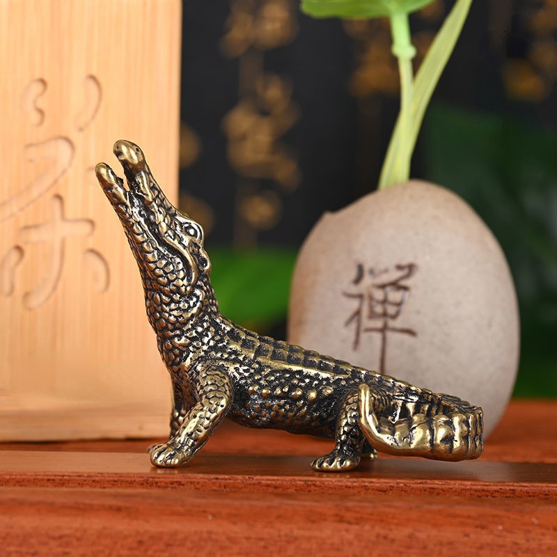 Figuras en miniatura de cocodrilo de bronce antiguo, Mini estatua de cocodrilo de latón Vintage, adornos de escritorio, manualidades de decoración Feng Shui para el hogar