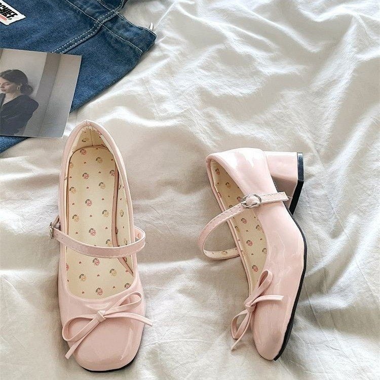 Damskie buty Mary Jane ze skóry lakierowanej, modne, z płytkim wycięciem i kokardą w kształcie motyla, na wiosnę i jesień, idealne na wesele i imprezy, nowość 2026.