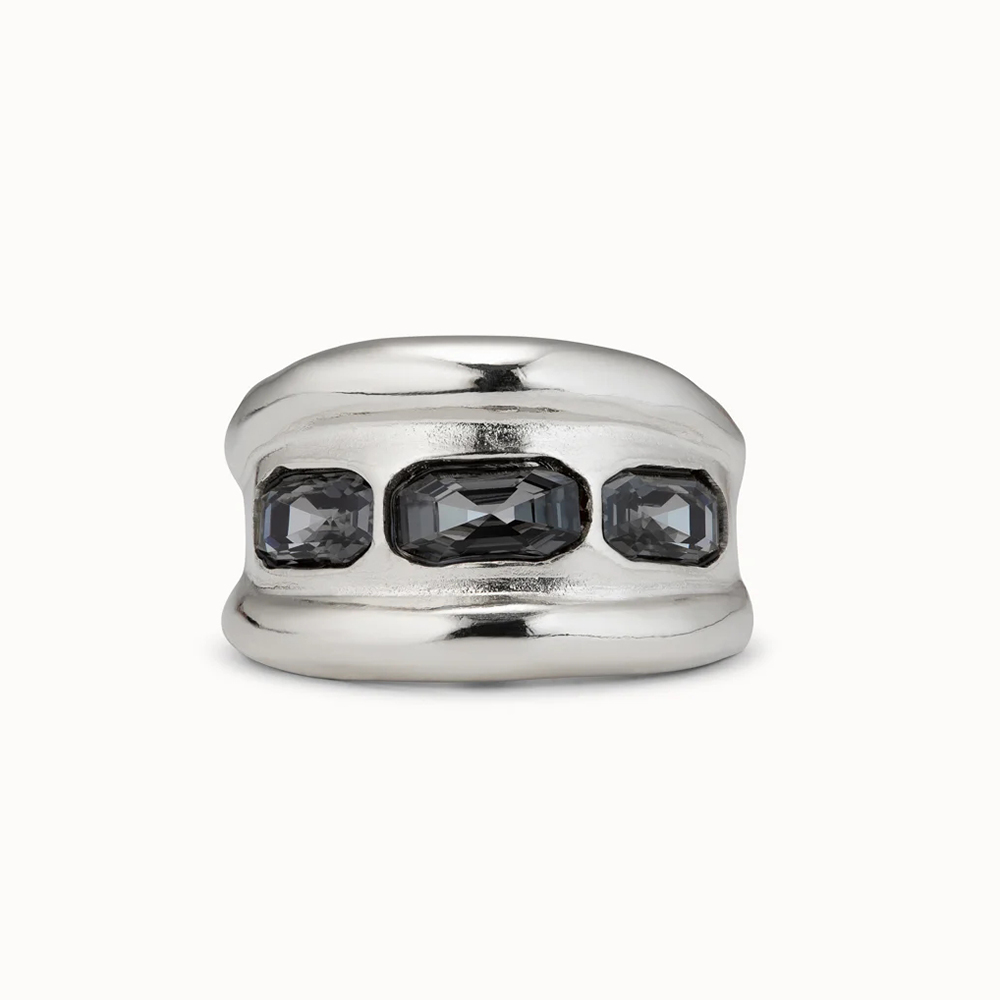 De brede niche-ring met zwartgrijze edelsteencombinatie is ingetogen en toch straalt een coole en stijlvolle sfeer uit