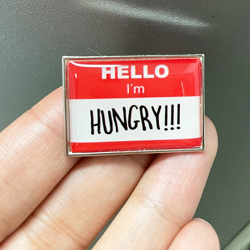"Halo Saya lapar!!!" Lapel Pin hitam di Merah selalu lapar lencana