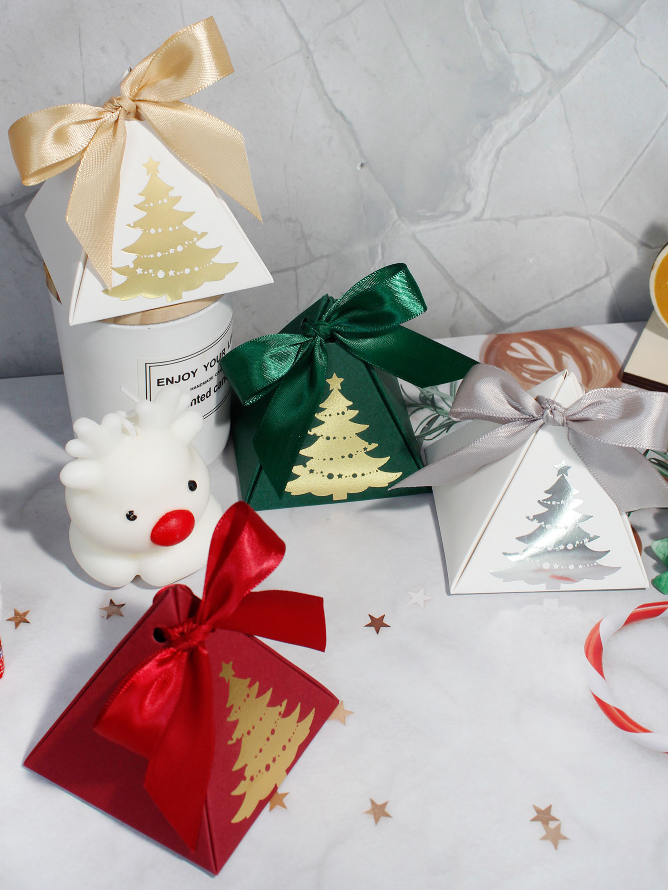 Kotak permen kotak segitiga Selamat Natal hadiah tas kotak Packag dengan pita tahun 2024 perlengkapan dekorasi pesta ﻿