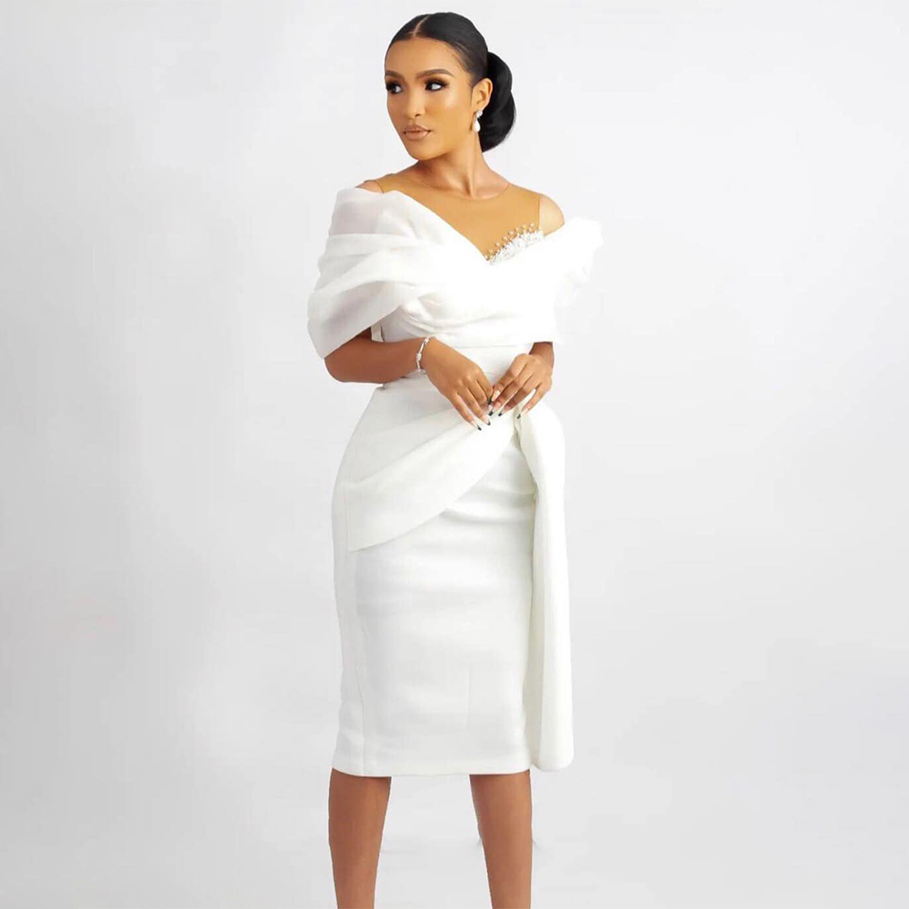 Robe de mariée courte personnalisée blanche, style fourreau/colonne, épaules dénudées, pour femme, longueur genou, ornée de perles