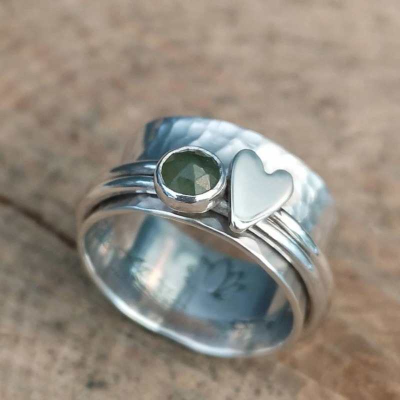 Vintage Silver Color Heart Rings for Women Trendy Round Inlaid with Green Stone Personalized Creativity Party Rings Jewelry