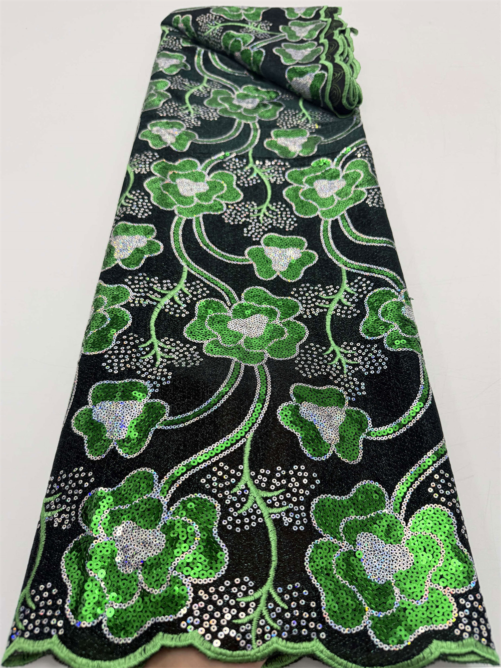 Luxuriöser Pailletten-Samtstoff mit Flockdruck und groĂer Blumenstickerei â Nigerianisches Hochzeits- und Partykleid-Material zum NĂ€hen