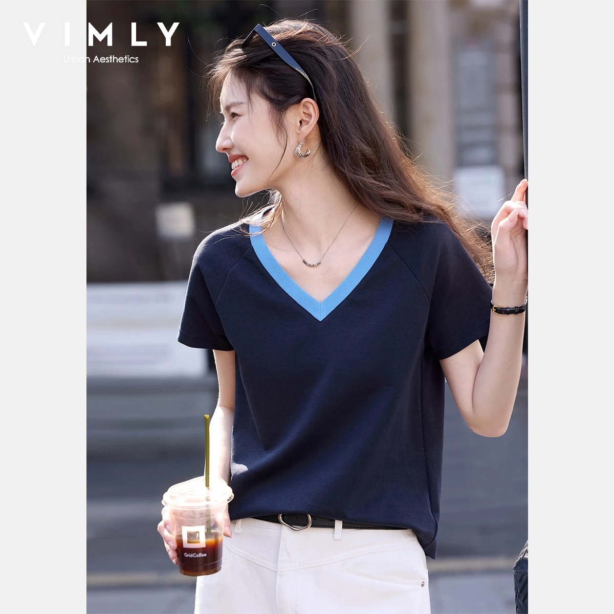 VIMLY Fashion Casual T-shirt met korte mouwen voor dames 2026 Zomer Marineblauw V-hals Colorblock Trim Veelzijdig woon-werk T-shirt A6501