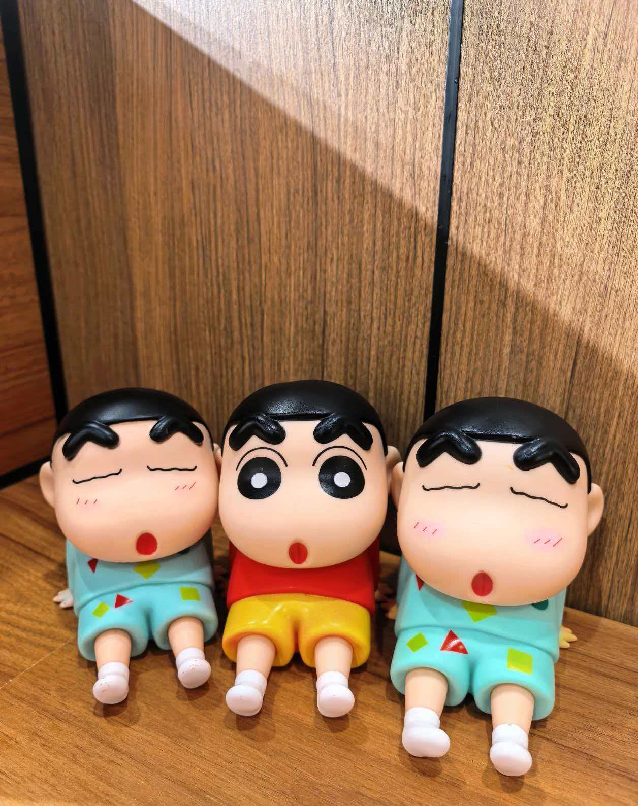 Op voorraad Anime Xiao Xin Mobiele telefoonstandaard Universele desktop Lazy Model Doll Desktop Handgemaakt ornament Vakantieverrassingscadeau