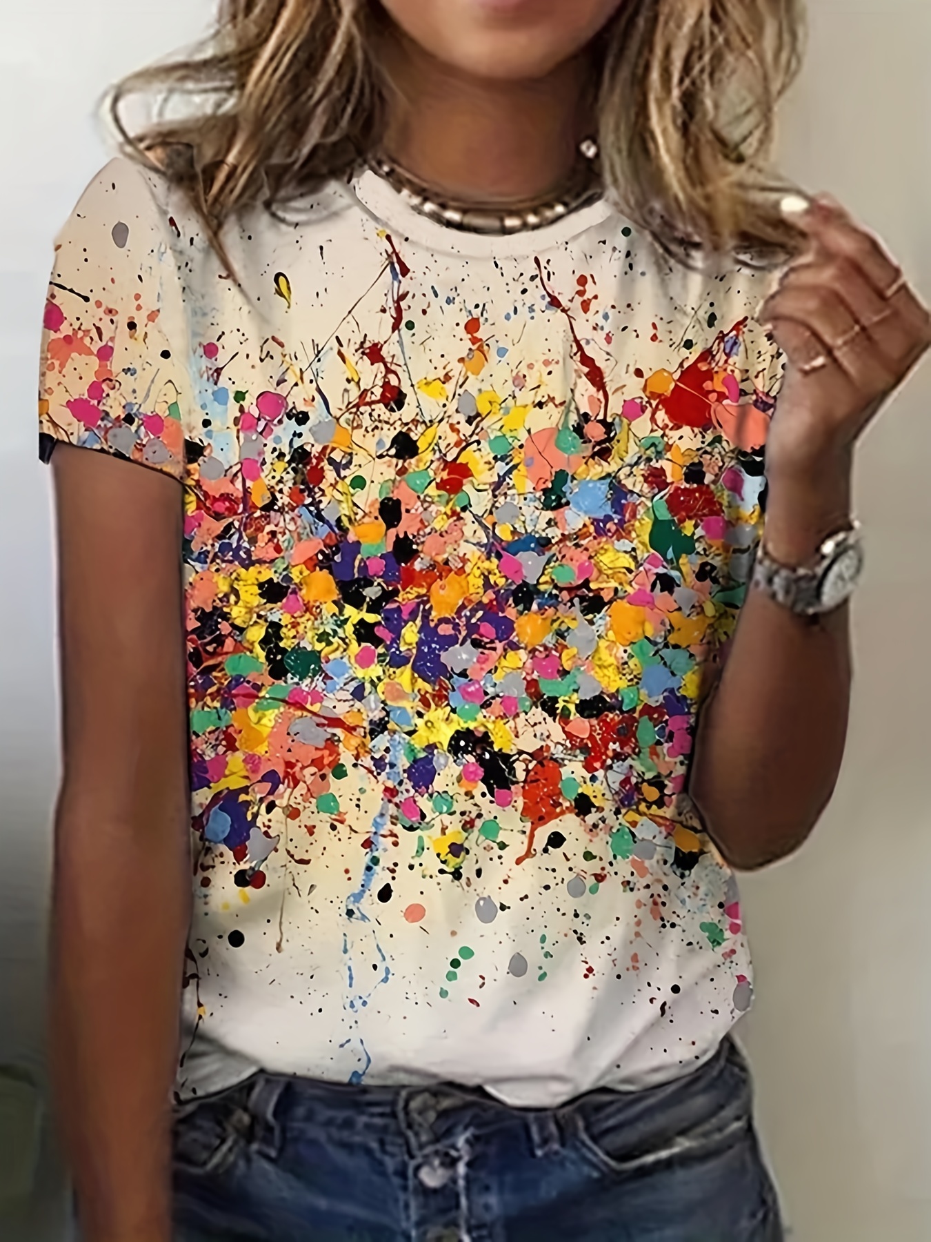 T-shirt voor dames - Kleurrijke verfsplatter-afbeelding, levendig abstract kunstontwerp voor casual dagelijks gebruik
