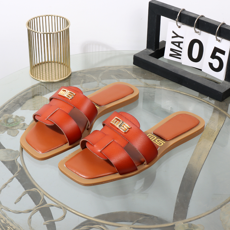 Damenwischer mit flachem Boden im Sommer 2025, die neue quadratische Zehenpartie trägt Damen-Sandalen und schwarze modische Sandalen-Hausschuhe