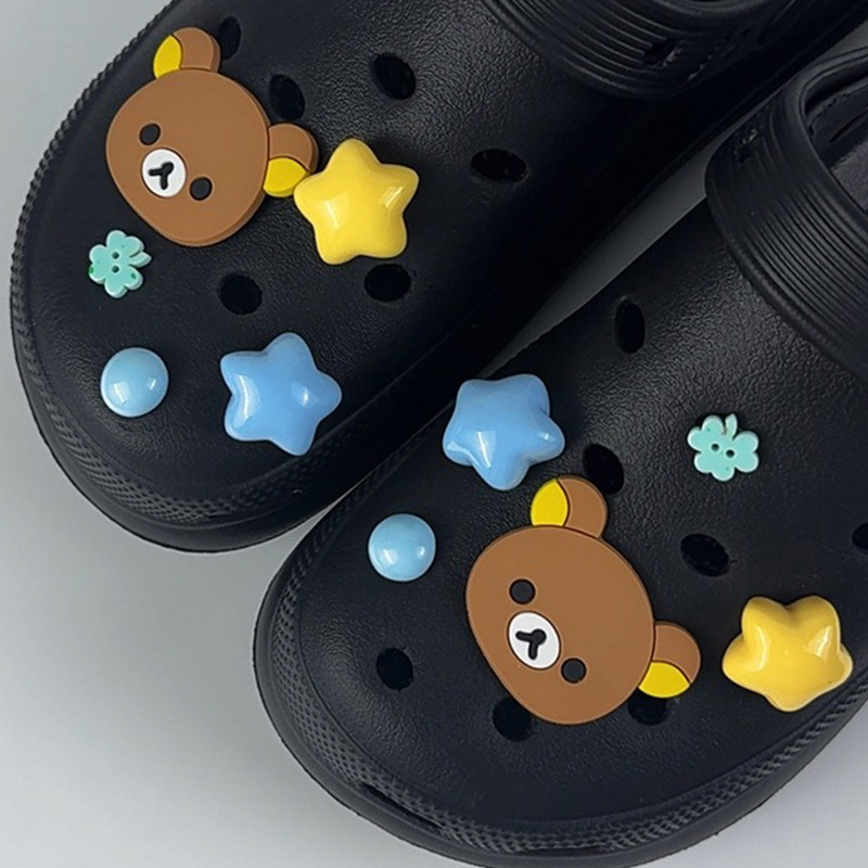 10 pçs conjunto de encantos de sapato acessórios buraco sapato fivela bonito dos desenhos animados café urso sapatos decorações para sandálias saco de praia presente diy