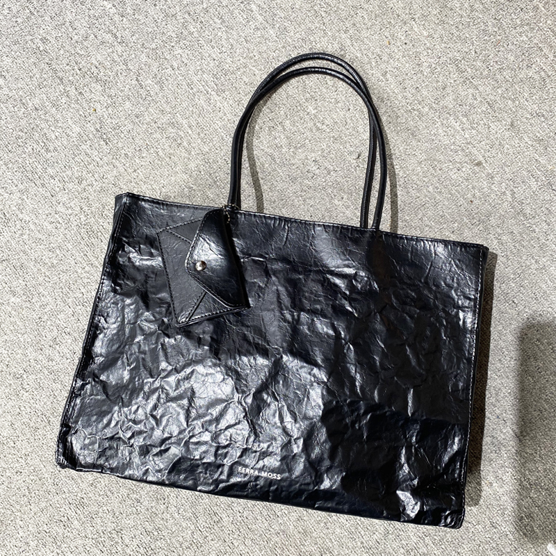 Sacs fourre-tout en papier kraft décontracté coréen pour femmes sacs à main et sacs à main de concepteur de luxe 2025 Nouveau Sac d'épaule des aisselles de poignée supérieure de décoration de rides haute qualité