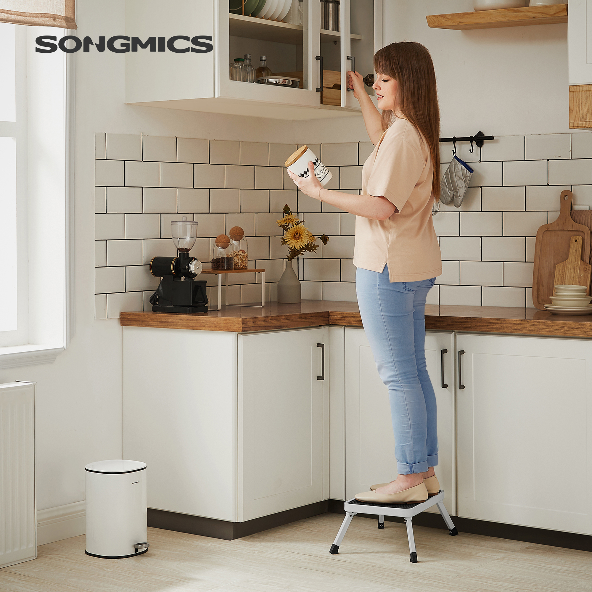 SONGMICS Marchepied 1 Marche Pliable, Escabeau, en Acier, avec Patins Antidérapants, Charge 150 kg, Dimensions Dépliées 32 x 44 x 17,5 cm, Blanc