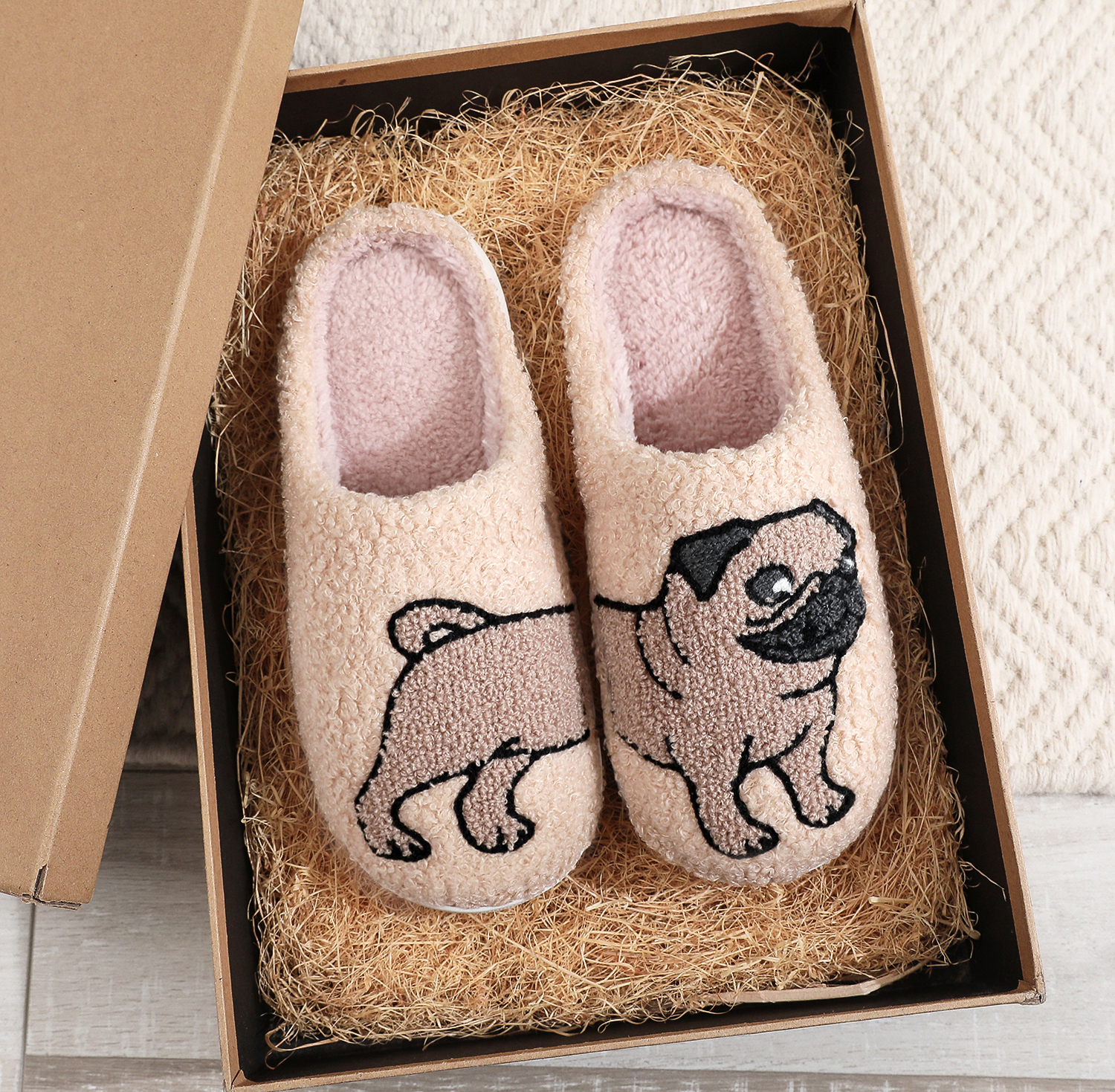 ペット柄パグパグ刺繍ぬいぐるみホームプラットフォーム居心地の良い毛皮のような綿のスリッパかわいい暖かい滑り止め屋内スリッパペットママギフト男性女性が着用できる