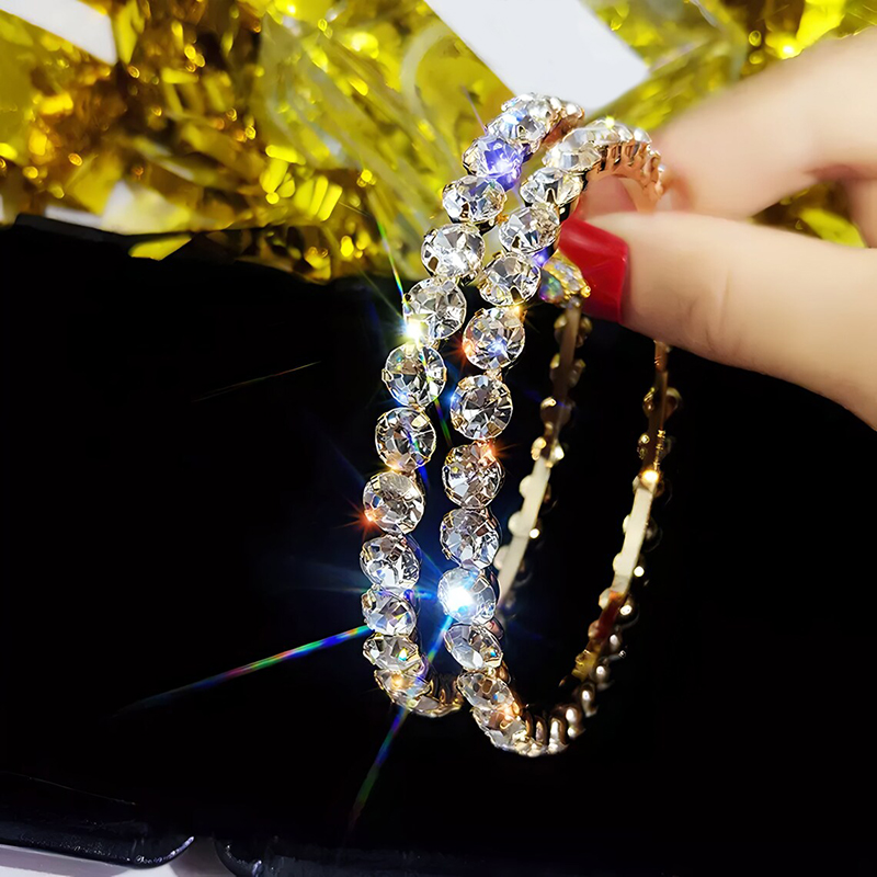 Huitan Big Hoop ต่างหูเต็มรูปแบบรอบ Cubic Zirconia ประกายต่างหูผู้หญิงสวมใส่ทุกวันแฟชั่นโมเดิร์นเครื่องประดับ Drop Ship