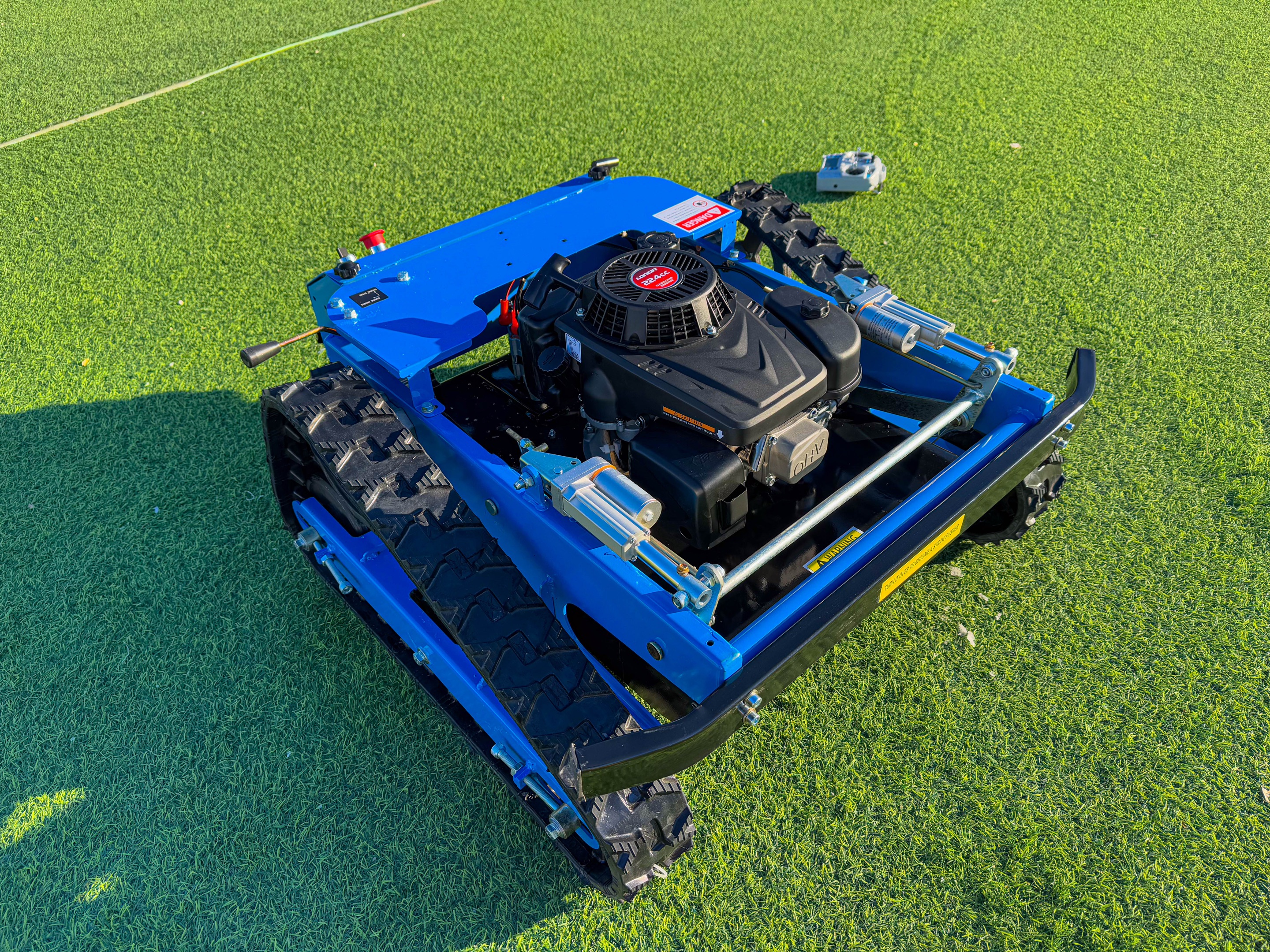 The automatic lawn mower has strong power and is easy to operate. The mini agricultural lawn mower covers all terrains