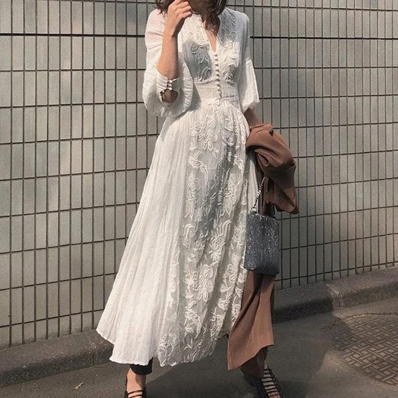 GypsyLady สีขาวเย็บปักถักร้อยดอกไม้ชุด Maxi Vintage Boho ยาวโคมไฟแขนเสื้อผู้หญิง V-Neck Holiday เซ็กซี่สุภาพสตรีชุด