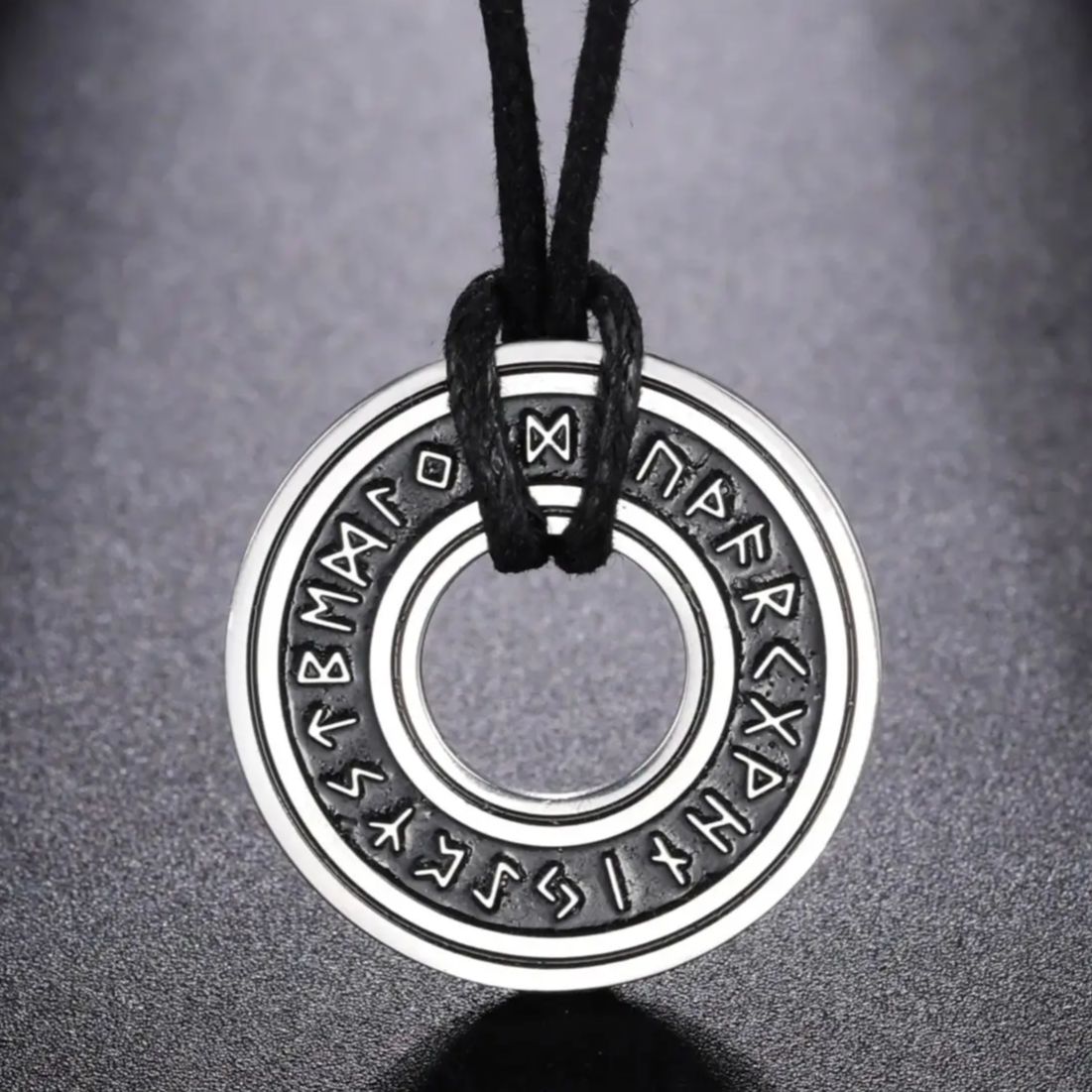 LIKGREAT Vintage nordique Rune colliers pour hommes en acier inoxydable Runes nordiques Viking Jewerly païen pendentif amulette cadeau offre spéciale