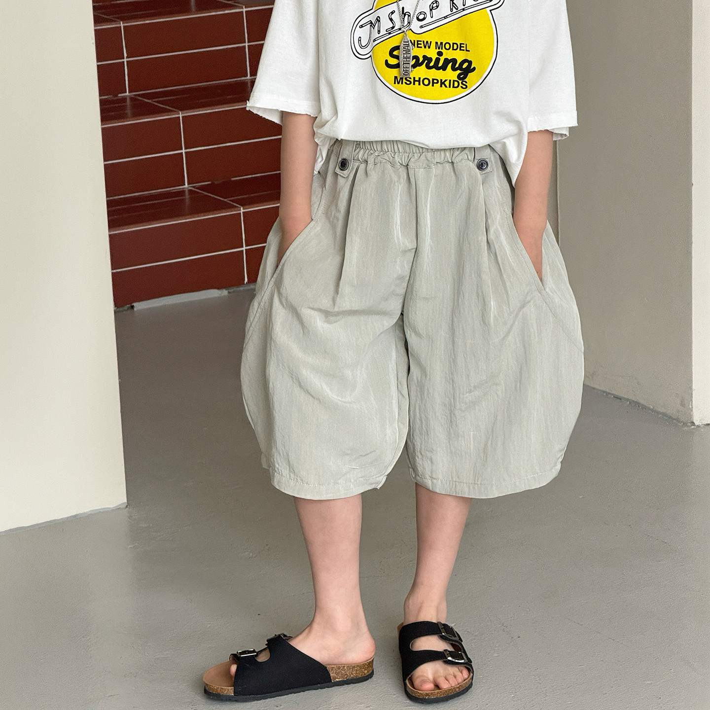 Calças Infantis 2026 Primavera e Verão: Nova Coleção de Roupas Infantis Estilo Coreano para Meninos e Meninas, Shorts Casuais com Botões e Caimento Solto