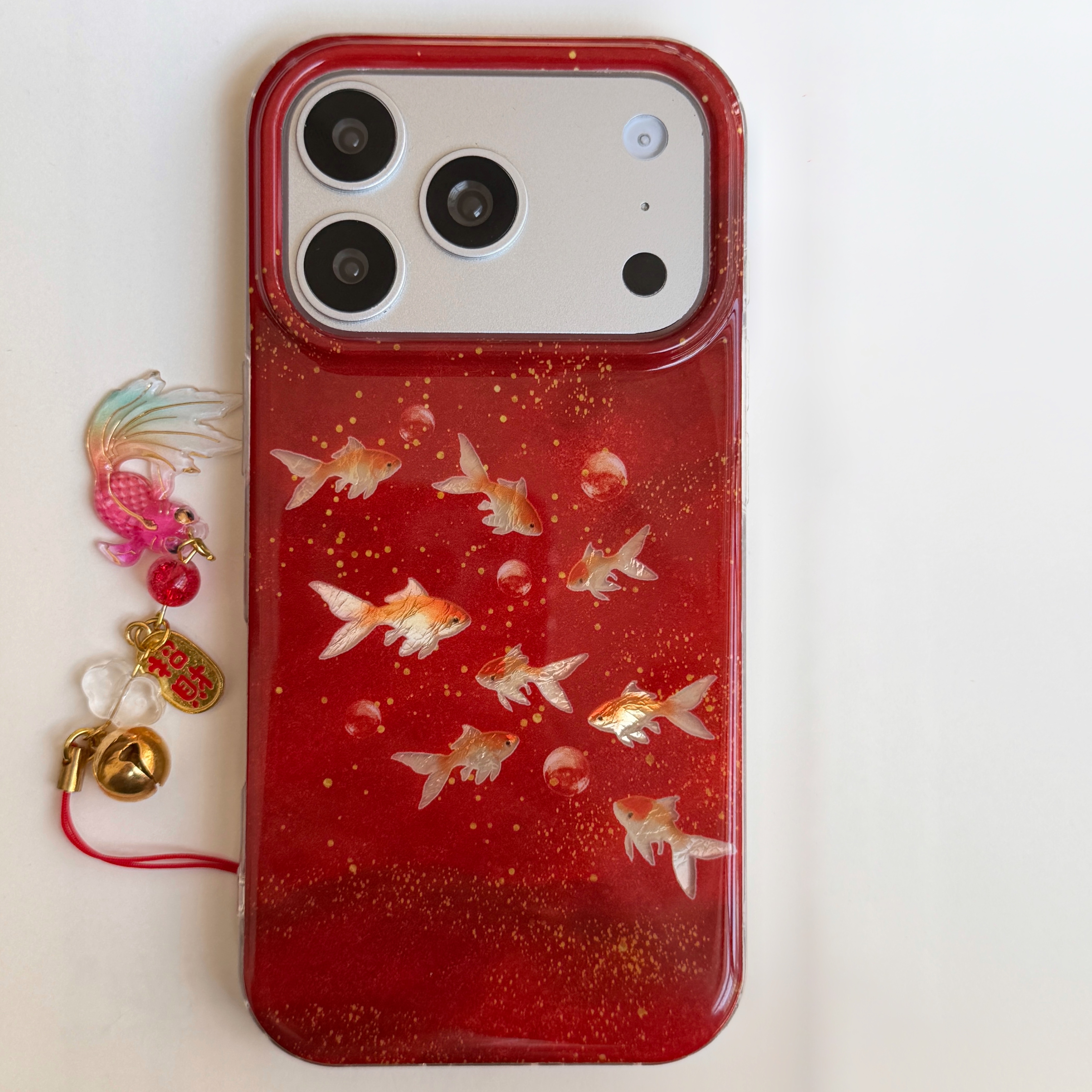 Lucky Red Glitter Goldfish & Bubble Fortune Charm Bell Charm Telefoonhoesje voor iPhone 17 16 15 14 11 12 13 Pro Max Plus Achterkant