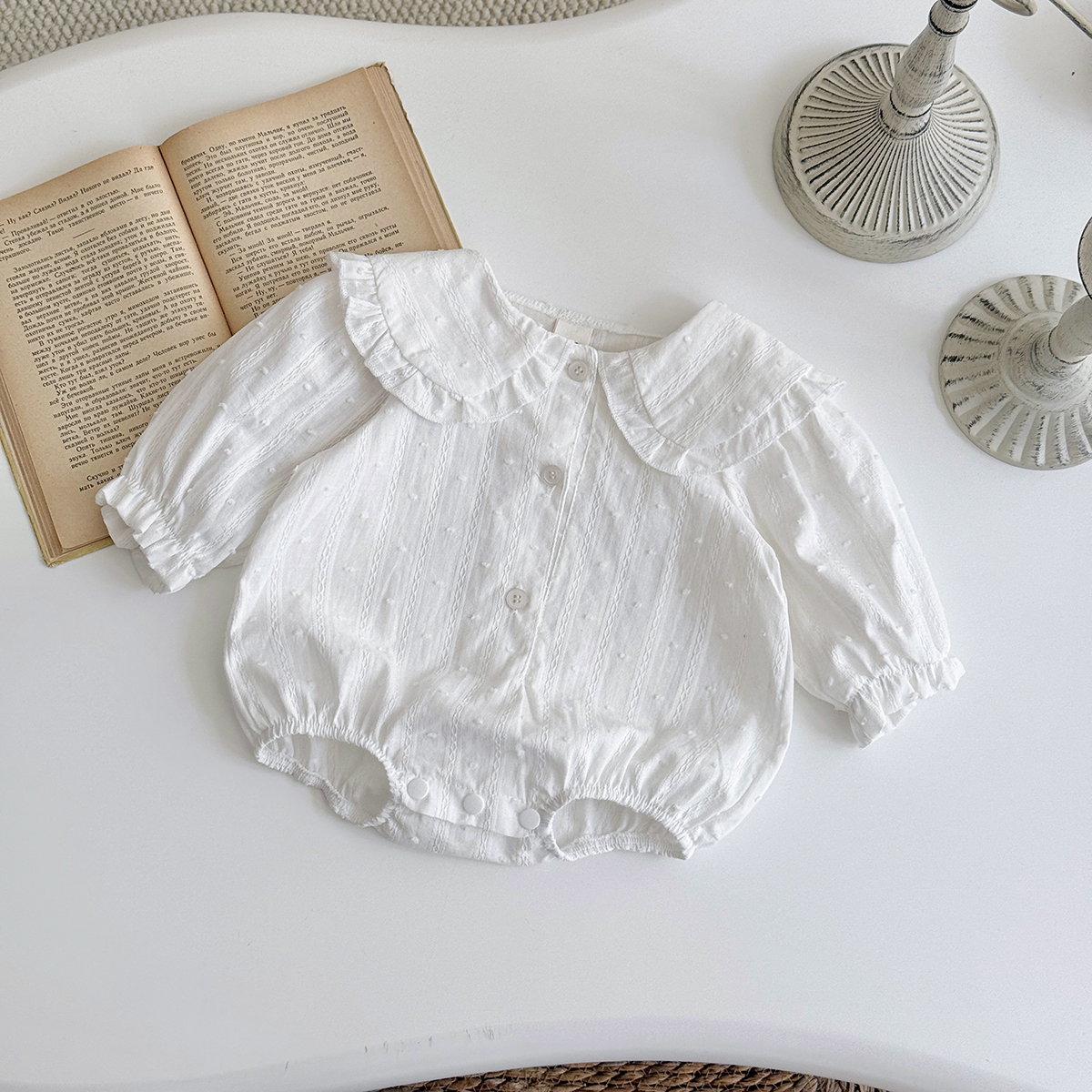 2025 otoño nueva primavera y otoño bebé Ha Yi nueva ropa diseño de cuello de muñeca de lunares blancos algodón puro lindo y lindo salto de bebé