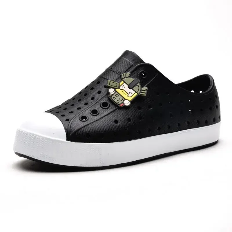 Nuove scarpe da giardino per ragazze estive per ragazzi Zoccoli Sandali sportivi slip-on in EVA Scarpe da acqua da spiaggia leggere per esterni unisex Sandali da grotta per bambini