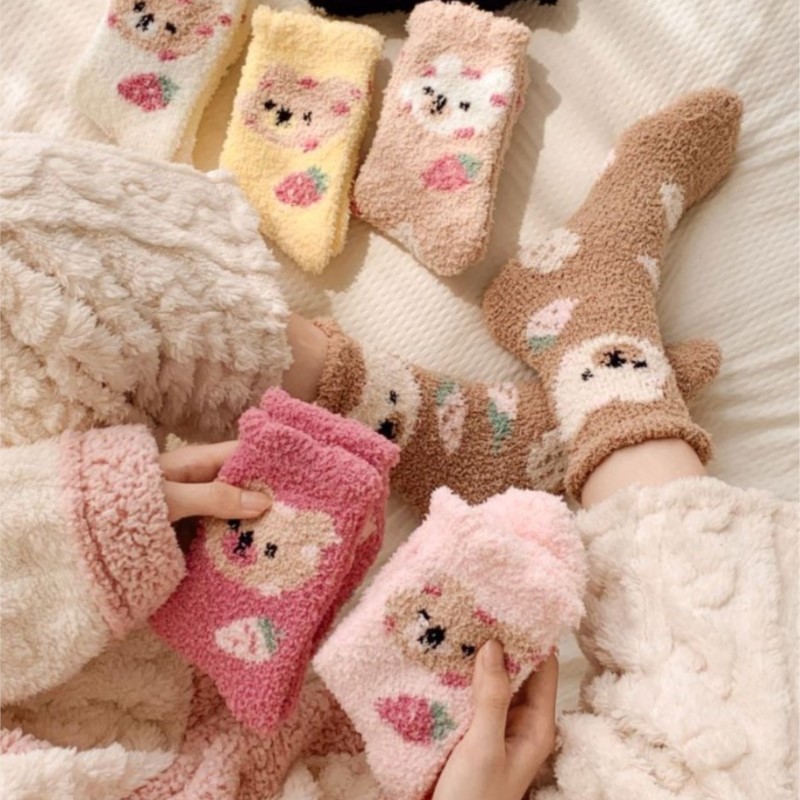 Calzini comfort in velluto corallo caldo senza capelli da donna Mezzo velluto Pavimento domestico Orso Tubo centrale Sonno Kawai Calzino morbido fragola cartone animato