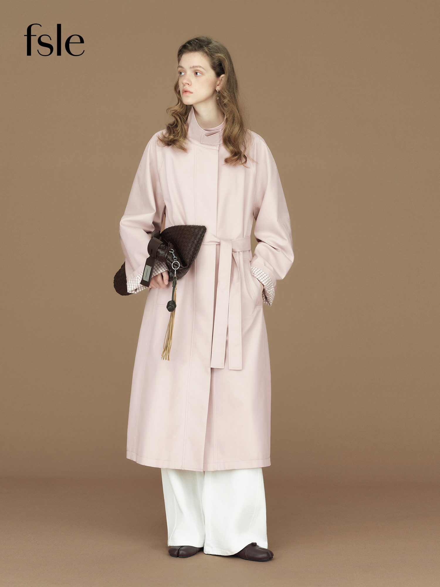 Damski trencz w stylu brytyjskim FSLE 2026, kontrastowe mankiety, stójka, styl workwear, różowy, czarny, khaki, krótki, długi trencz.