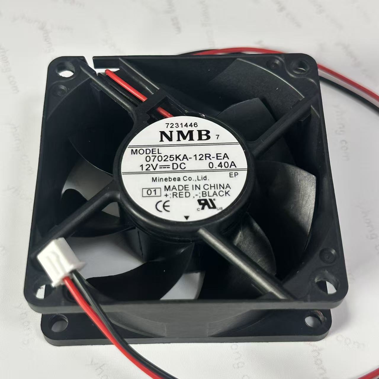 NMB-MAT 07025KA-12R-EA DC 12V 0.40A 70X70X25MM Ventilateur de refroidissement à boîtier à 2 fils
