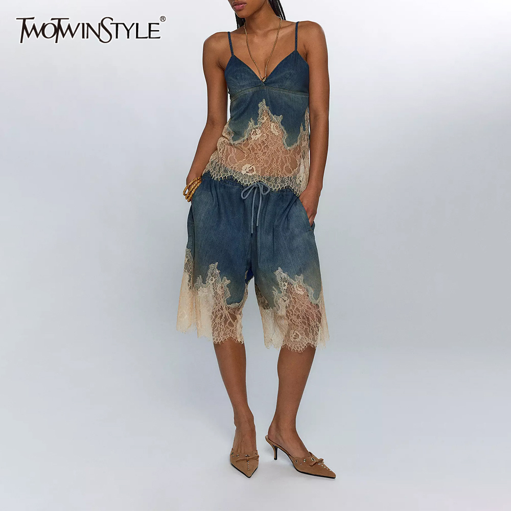 TWOTWINSTYLE-Conjunto de dos piezas de encaje empalmado para mujer, Tops sin mangas con cuello en V, pantalones cortos sueltos de cintura alta, conjuntos de mezclilla Chic para mujer