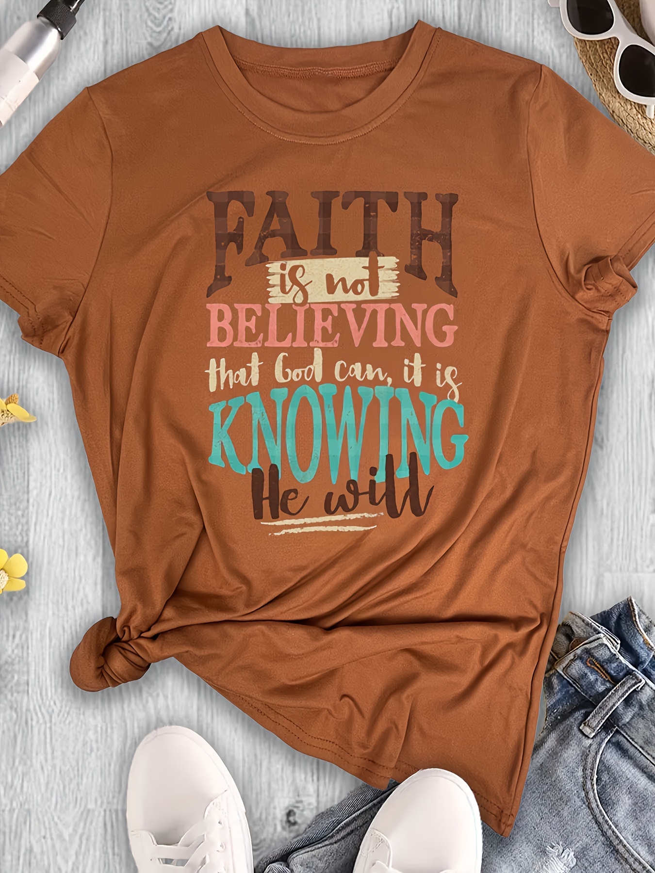 Camiseta feminina Faith Is Not Believing - Estampa inspiradora com citação da Bíblia, top casual na cor ferrugem