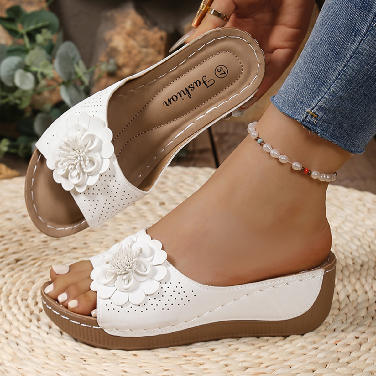 Rétro fleur décor chaussons compensés femme 2025 été fond épais plate-forme sandales femmes anti-dérapant chaussures de plage diapositives en plein air