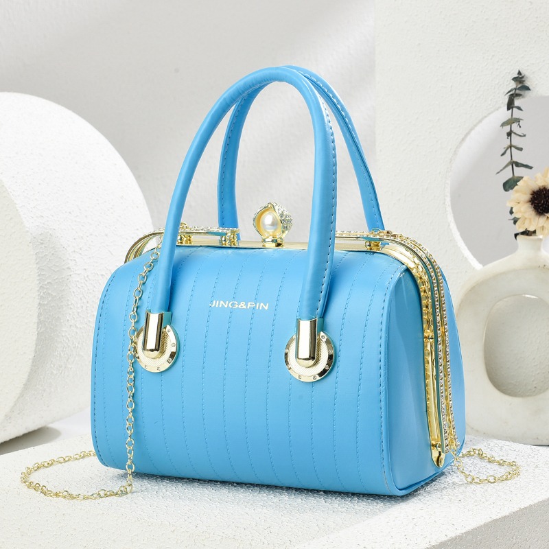 Borsa a tracolla a tracolla con catena a trama di fascia alta versatile alla moda per le donne Borsa a cuscino Boston di nuovo arrivo estivo