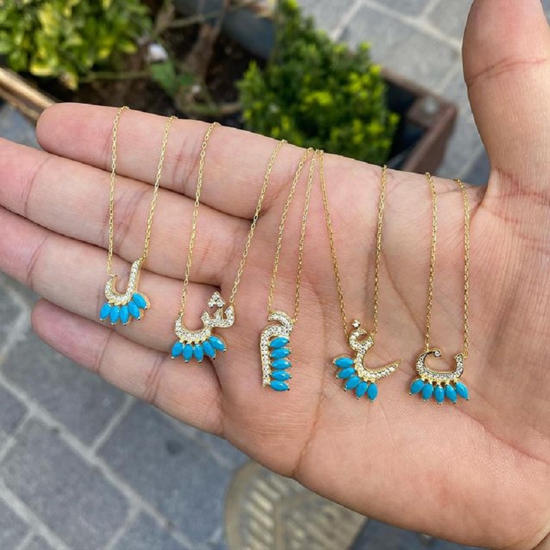Gorąco sprzedający się pozłacany arabski naszyjnik z literą Love Paved CZ Blue Turquoises Stone Fashion Women Jewelry Necklace Wholesale