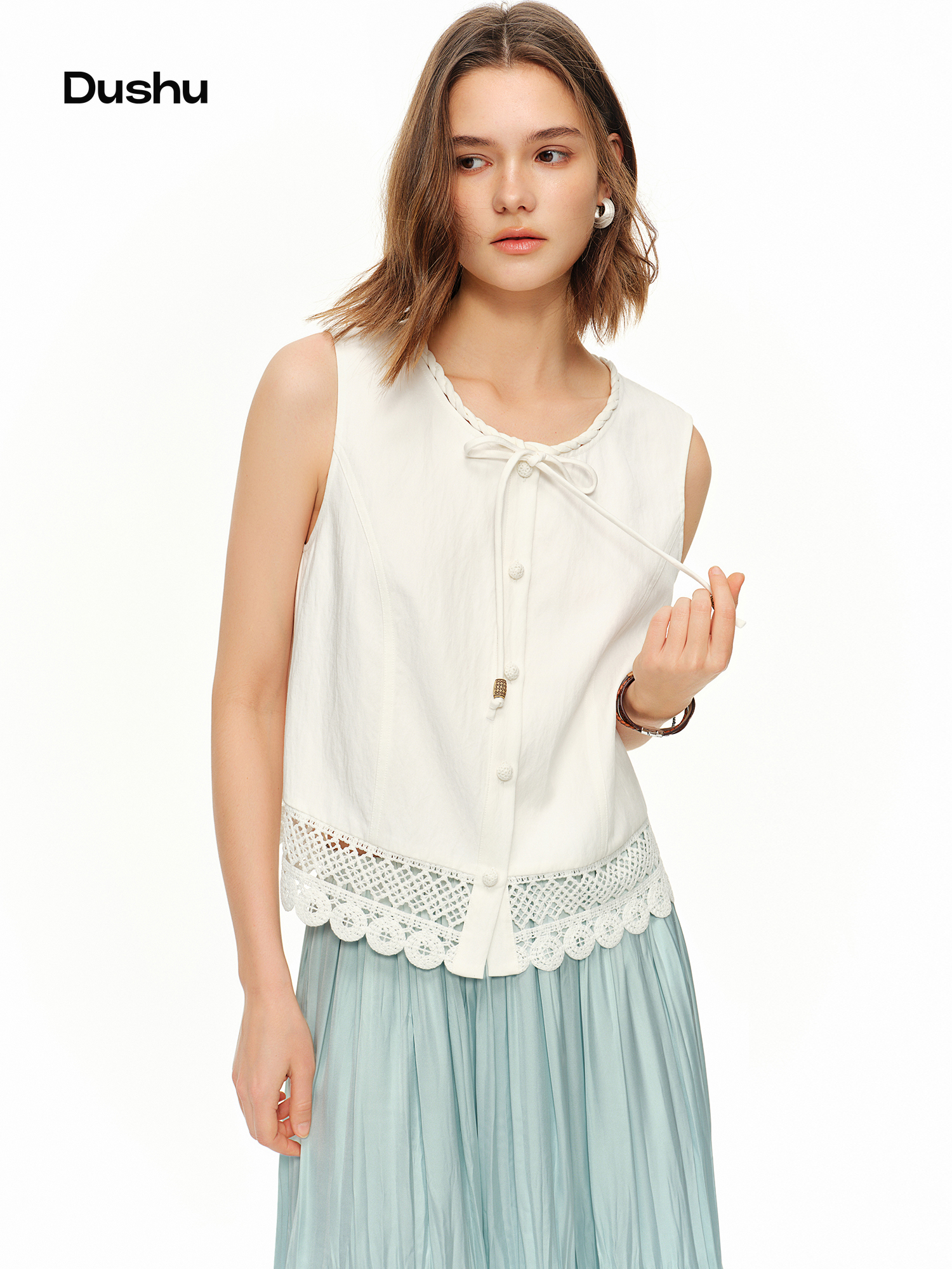 Coleção de Moda DUSHU: Novo Colete Feminino de Renda Crochê Estiloso para o Verão 2026 - Camisa Branca Sem Mangas